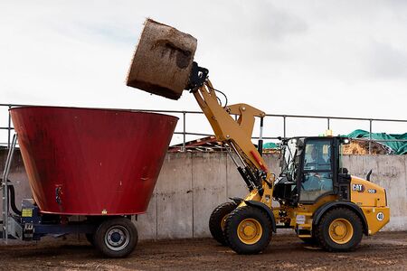 CAT 908 hjullæsser fylder foderblander